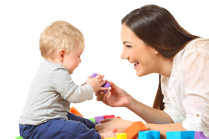 Assistante maternelle jouant avec un bébé